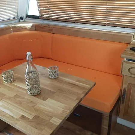 Charming Barge With Terrace شقة ناربون