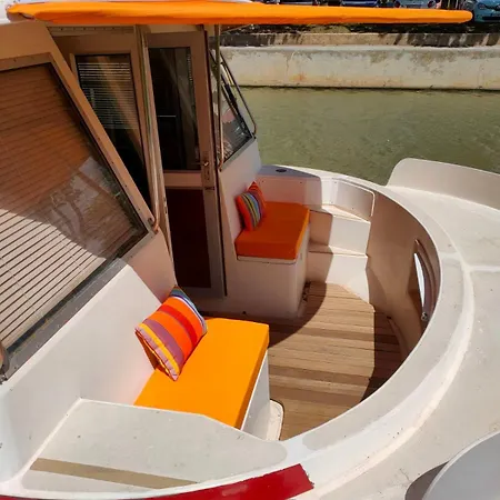 شقة Charming Barge With Terrace